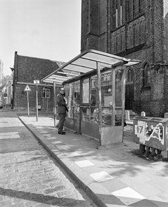 858303 Afbeelding van de abri bij de bushalte op de Lange Nieuwstraat te Utrecht, ter hoogte van de St.-Catharinakerk ...
